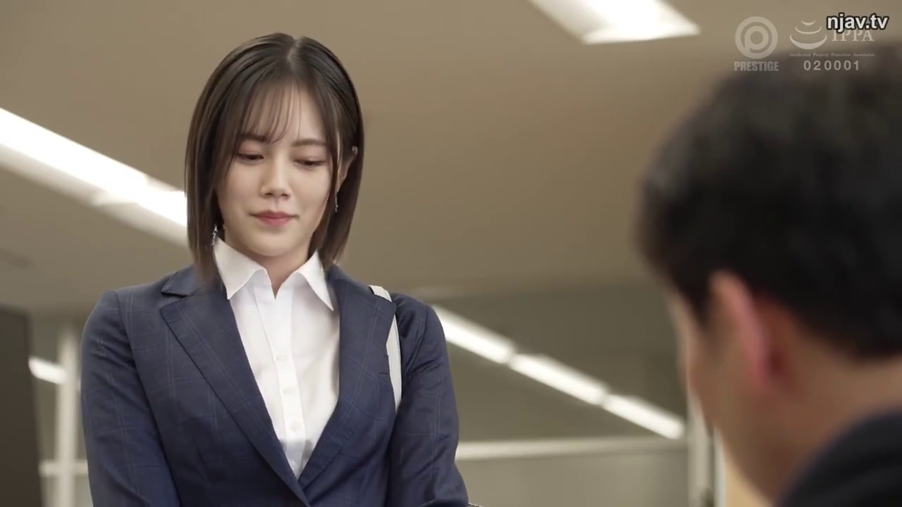 室内 · 低头 · 站立 · 平静 · 上半身 · OL · 职业套装