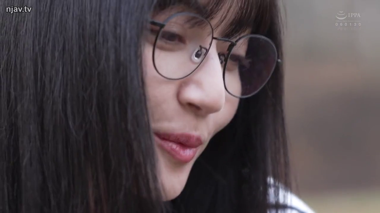 メガネ · 顔部のクローズアップ · 微笑 · 注視 · 屋外 · 长发 · 便装 · 横に頭を傾ける