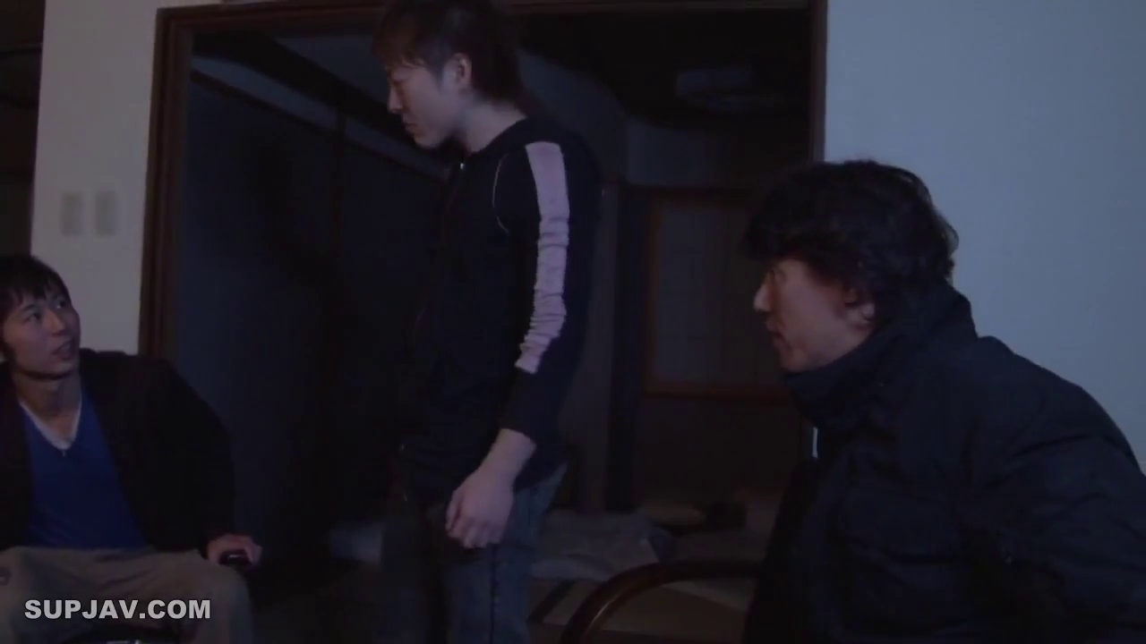 室内 · 站立 · 交谈 · 严肃 · 中景 · 剧情 · 休闲服