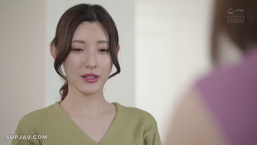 室内 · 交谈 · 面部 · 站立 · 微笑 · 针织衫 · 人像