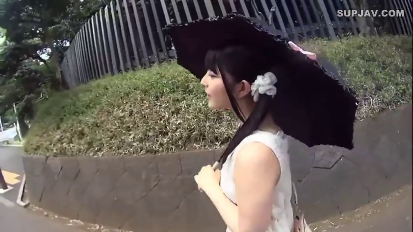 平静 · 清纯 · 户外 · 连衣裙 · 侧颜 · 步行 · 遮阳伞 · 撑伞