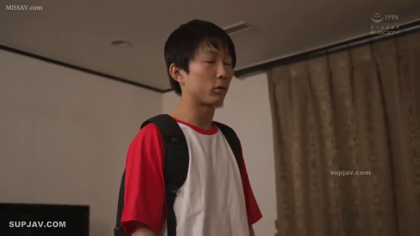 Indoor · Stand · 平静 · Half-body · 背包 · 男优 · 红白短袖