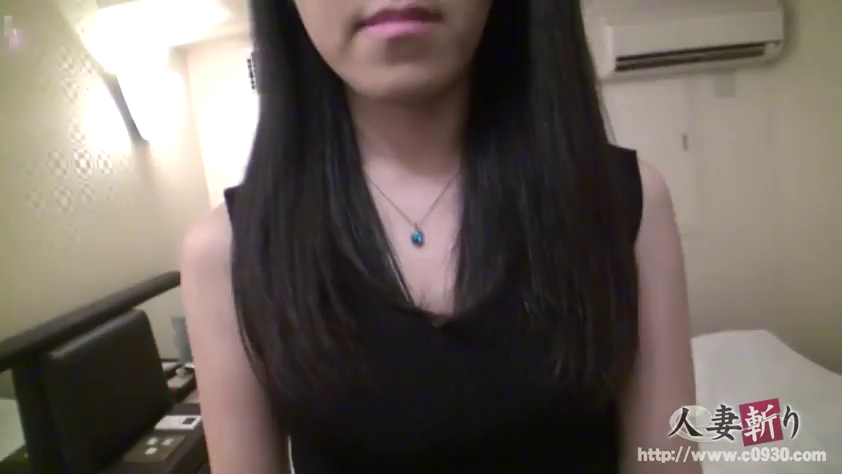 房间 · 颈部 · 站立 · 展示 · 项链 · 无表情 · 黑长直 · 黑色无袖上衣