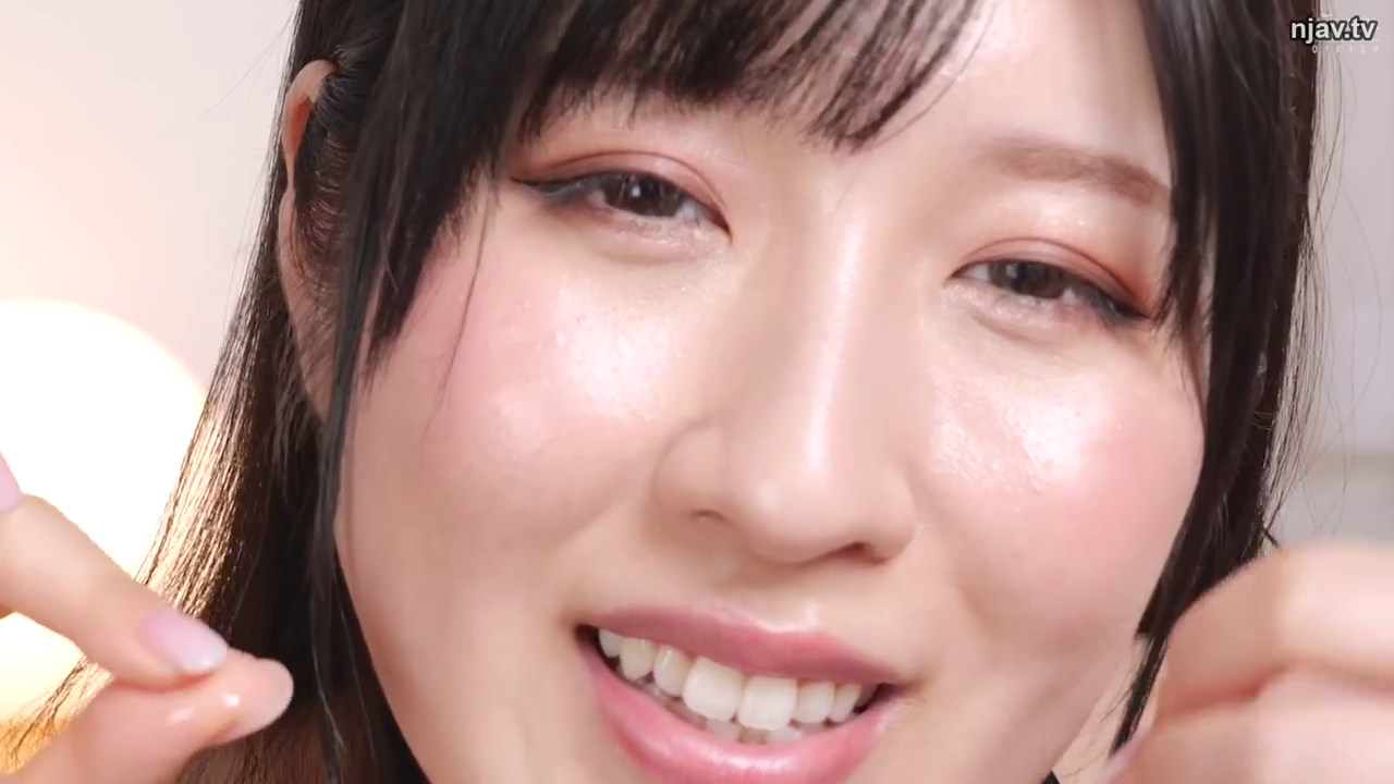 室内 · 面部特写 · 开朗 · 微笑 · 高清晰度 · 不详 · 正面直视