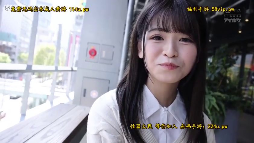 面部特写 · Pure style · 街头 · 白色校服套装 · 正位坐姿 · 注视镜头行为 · 甜美表情