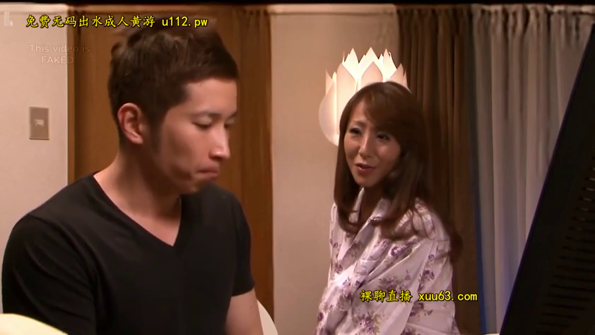 坐姿 · 交谈 · 中景 · 微笑 · 客厅 · 水印 · 睡衣 · 灯具