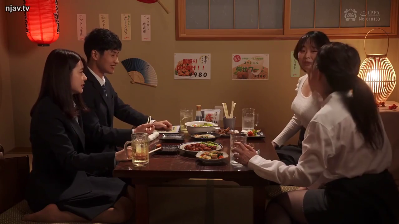 Business attire · 居酒屋 · 聚餐聊天 · 围坐 · 欢快 · Multi-person Panorama · 餐具酒水 · 联谊