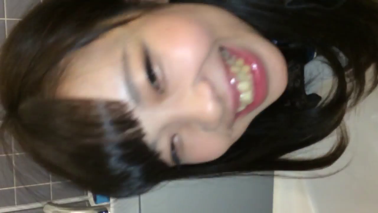 面部特写 · 模糊 · 深色上衣 · 开心 · 俯拍视角 · 欢笑 · 浴室内