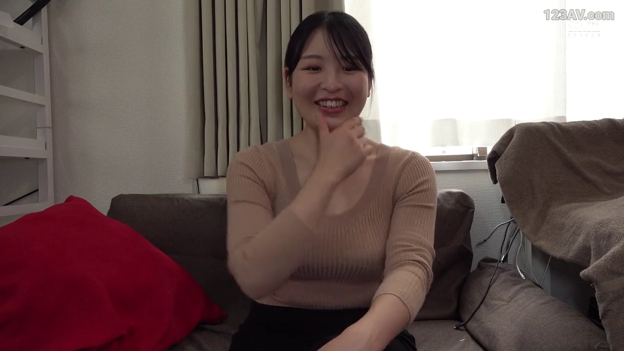 坐姿 · 客厅 · 半身特写 · 访谈 · 居家风格 · 甜美笑容 · 沙发靠枕 · 米色长袖针织衫