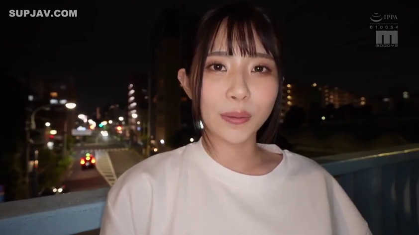 面部 · 站立 · 平静 · 注视 · 户外 · 栏杆 · 夜景 · 白色T恤