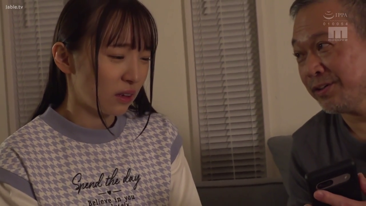 室内 · 面部特写 · 忧虑 · 看手机 · 百叶窗 · 剧情场景 · 对坐 · 印花卫衣