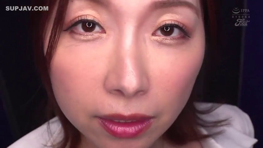 室内 · 脸部特写 · 平静 · 白衬衫 · 注视 · 正对镜头 · 精致妆容