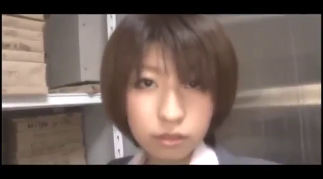 站立 · 面部特写 · 职业装 · 对视 · 货架 · 仓库 · 短发 · 无表情