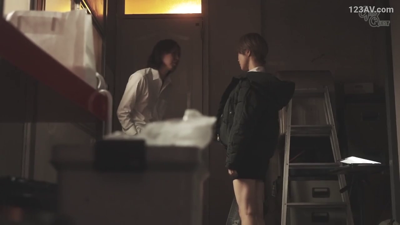 站立 · 中景 · 平静 · 对话 · 剧情 · 梯子 · 杂物间 · 衬衫与外套