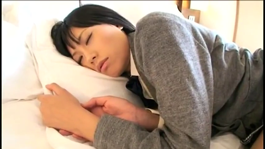 校服 · 脸部 · 床 · 枕头 · 学生制服 · 侧卧 · 安详 · 睡觉