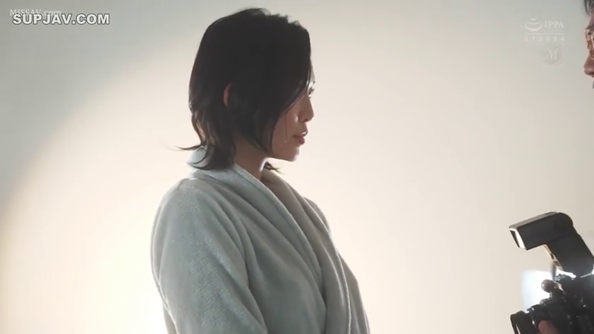 站姿 · 摄影棚 · 侧脸特写 · 闪光灯 · 浴袍 · 幕后花絮 · 表情严肃 · 拍摄中