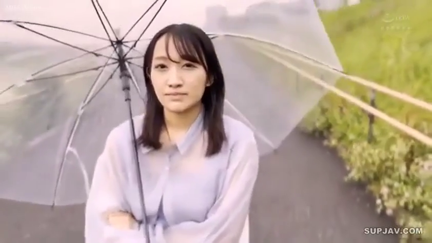 平淡 · 站立 · 上半身特写 · 透明雨伞 · 撑伞 · 浅色长袖衬衫 · 户外道路 · 湿身感