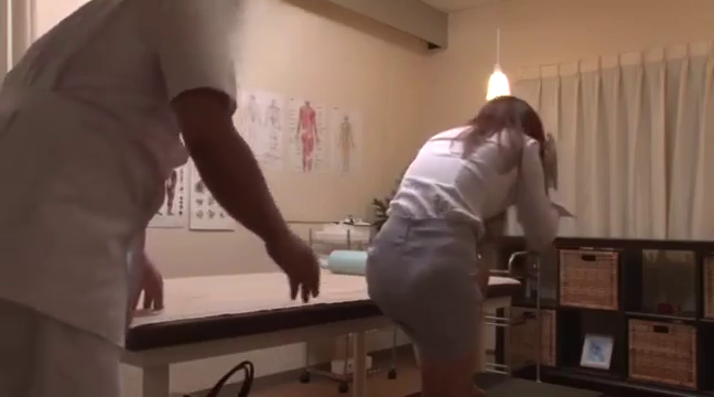 按摩室 · 按摩床 · 中景 · 弯腰 · 职业装 · 整理物品 · 护士制服