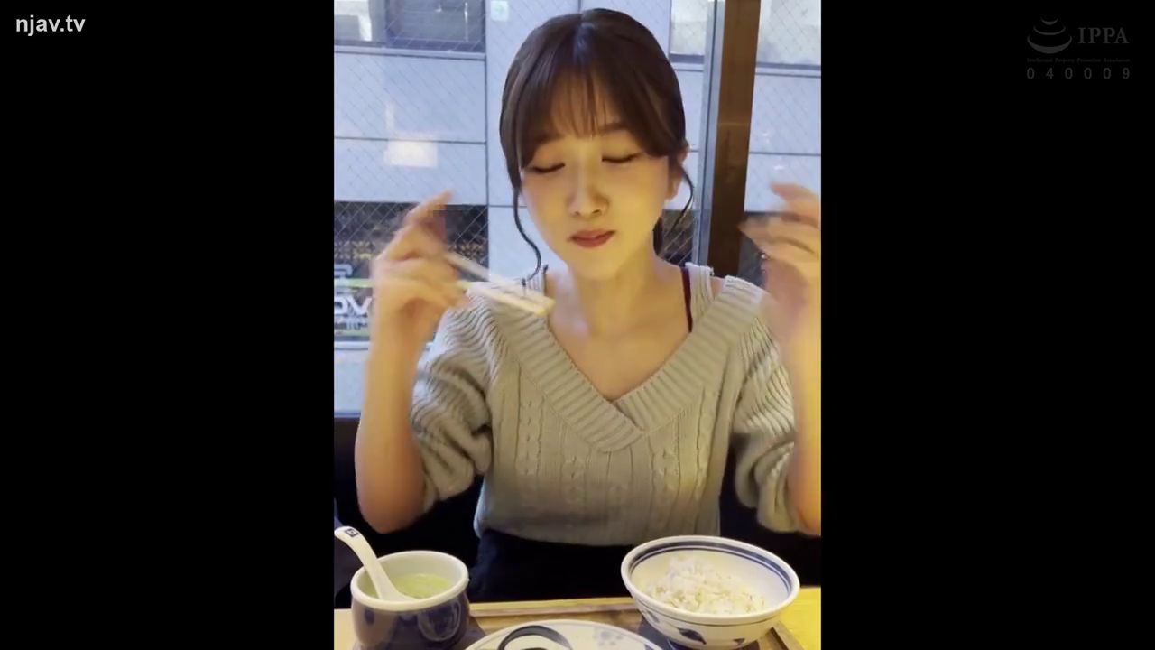 坐姿 · 中景 · 自然 · 餐厅 · 进食 · 灰色毛衣 · 生活化 · 碗筷