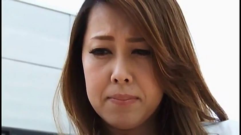 面部 · 委屈 · 站立 · 白色上衣 · 特写 · 户外 · 俯视