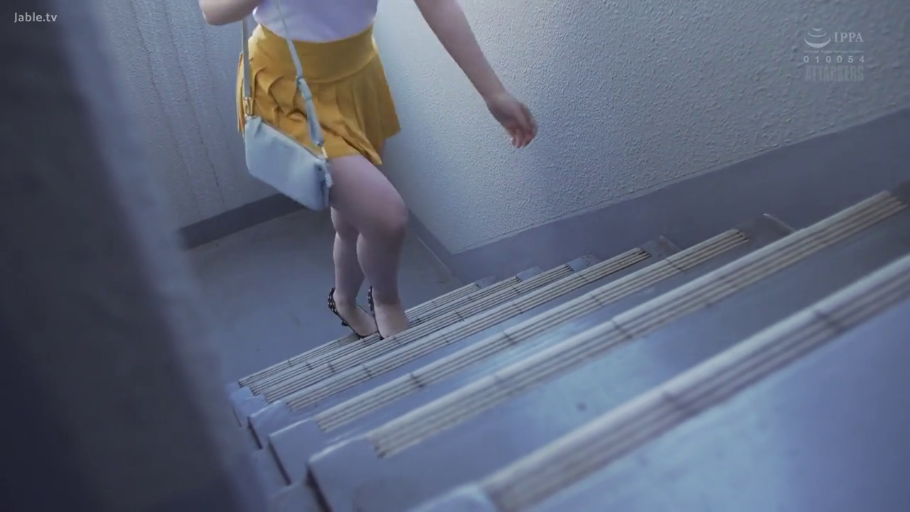 高跟鞋 · Leg · 楼梯间 · 行走 · 街拍 · One-shoulder bag · 攀爬