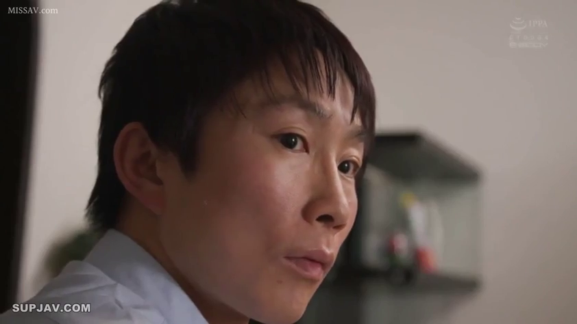 室内 · 顔部のクローズアップ · 観察 · 男性 · 冷静 · 水色のシャツ · 魚槽 · 横に頭を傾ける