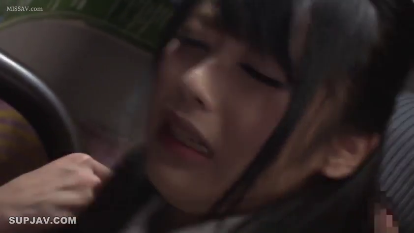 バス · 顔のクローズアップ · 手すり · 学生服 · 流泪 · 制御される · 强迫剧情 · 反抗