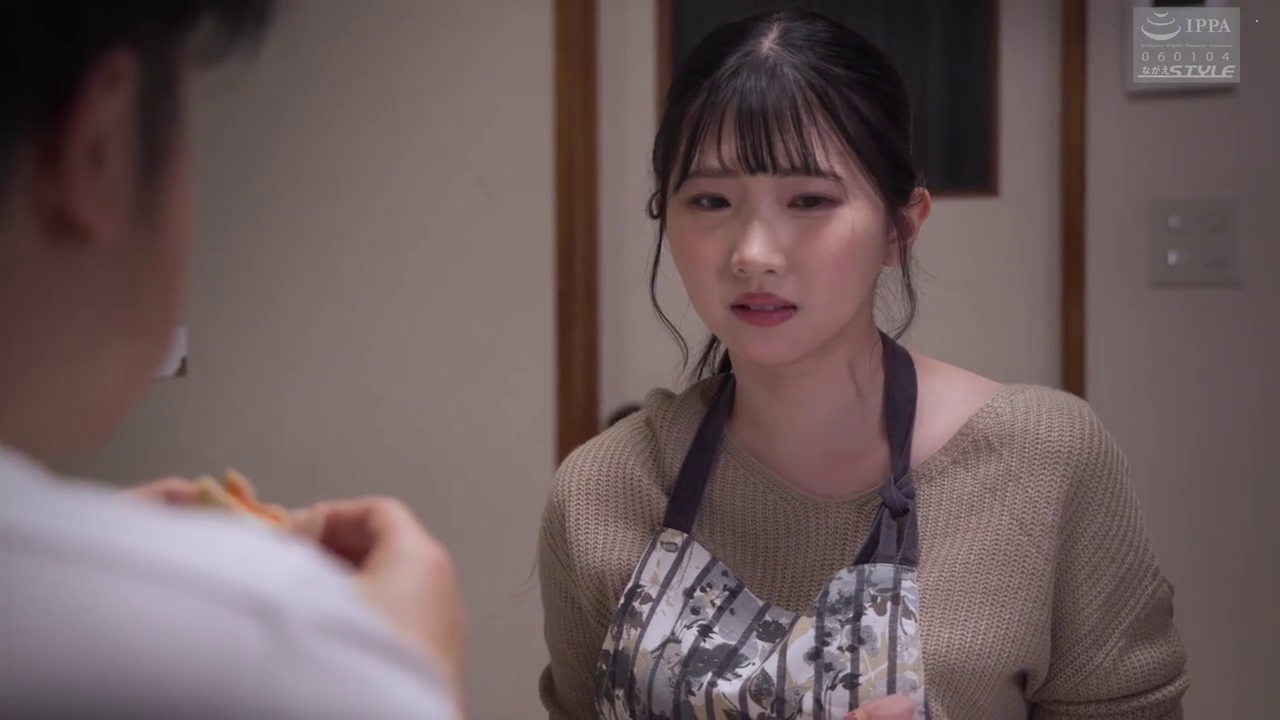 脸部 · 委屈 · 站立 · 居家 · 厨房 · 谈话 · 食物 · 围裙配毛衣