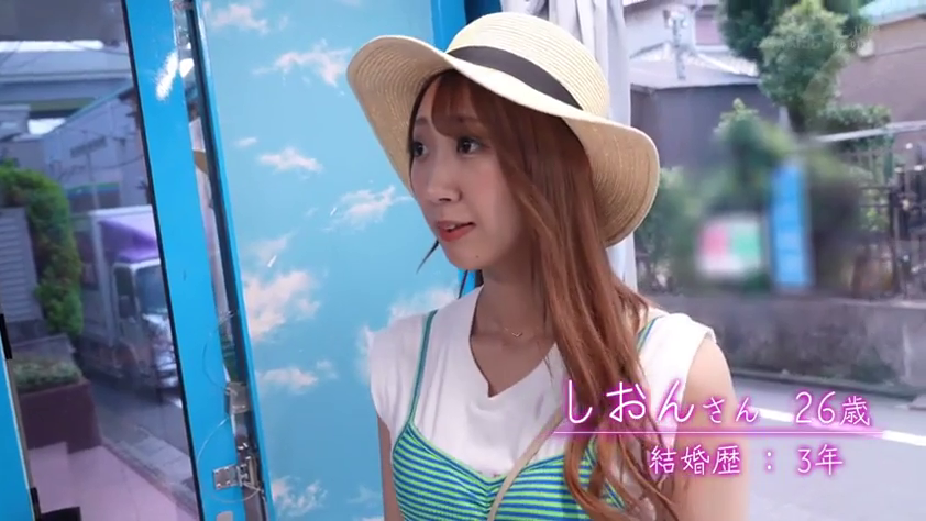 站立 · 微笑 · 否 · 草帽 · 白T · 室外街道 · 街头采访 · 侧头观望