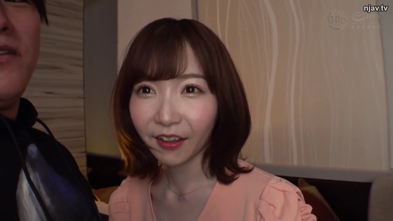 室内 · 粉色褶皱上衣 · 面部特写 · 看向镜头 · 甜美微笑 · 并肩 · 人物写真