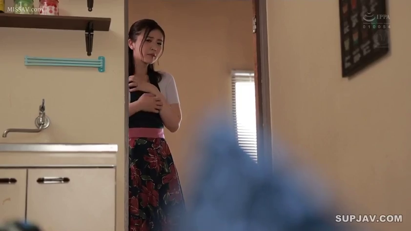 中景 · 厨房 · 水龙头 · 担忧 · 躲避 · 围裙花裙 · 偷看 · 门后视角