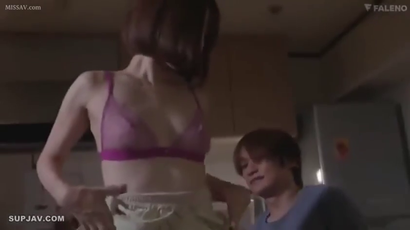 站姿 · 微笑 · 半身 · 厨房 · 脱衣 · 冰箱 · 白色裙子 · 室内情景