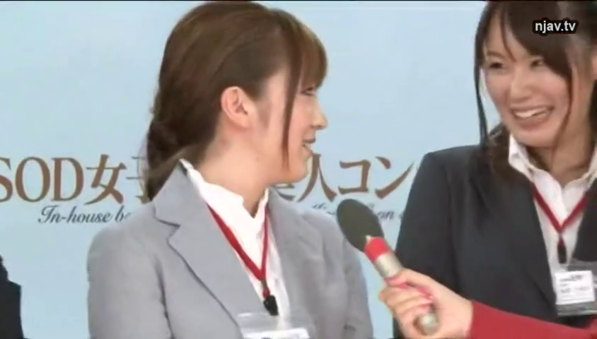 站立 · 微笑 · 半身 · 职场 · 麦克风 · 正装 · 采访 · 会议室