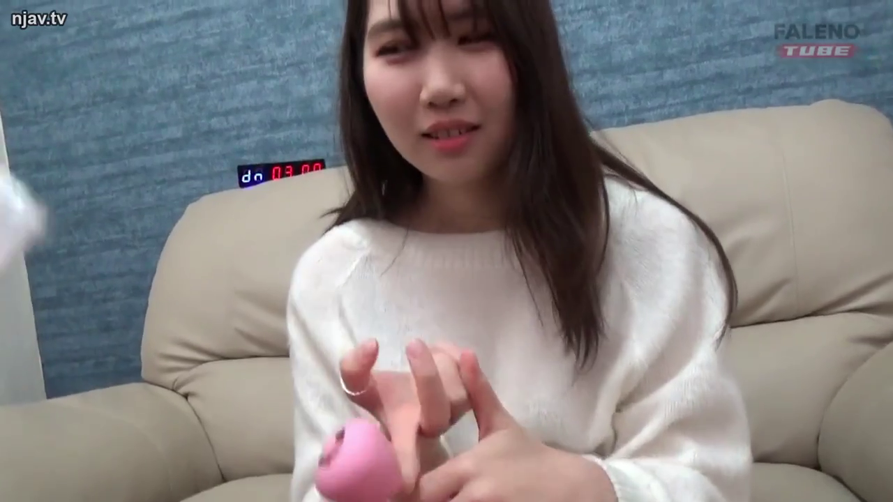 坐姿 · 单人 · 沙发 · 半身 · 白色毛衣 · 粉色跳蛋 · 羞涩微笑 · 玩弄道具