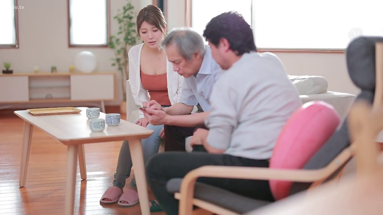 坐姿 · 专注 · 中景 · 茶杯 · 客厅 · 居家 · 看手机 · 牛仔裤