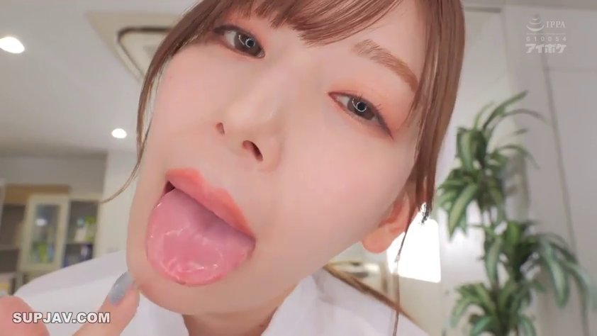 室内 · 俯身 · 盆栽 · 白色衬衫 · 面部特写 · 诱惑 · 吐舌 · 大头特写