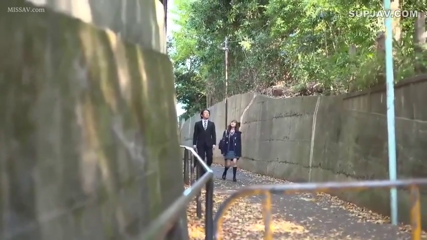 远景 · 行走 · 户外 · 栏杆 · 学生装 · 散步 · 白天