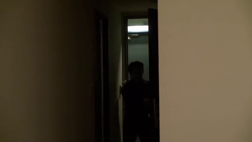 站立 · 开门 · 走廊 · 否 · 房门 · 阴暗 · 深色衣服