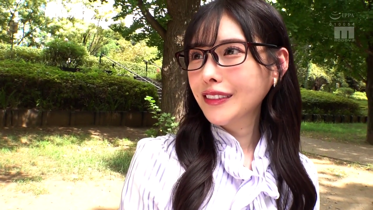 条纹衬衫 · 眼镜 · 甜美 · 站姿 · 微笑 · 面部特写 · 公园