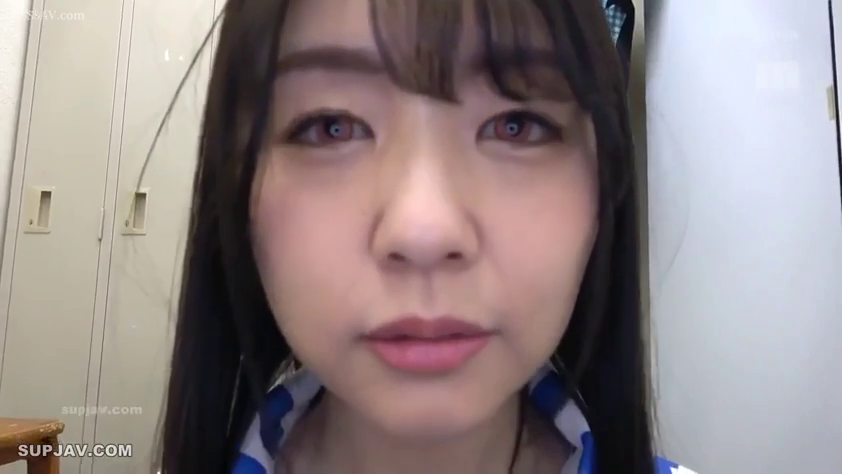 第一人称视角 · 面部特写 · 凝视 · 更衣室 · 储物柜 · 平淡 · 正对镜头 · 蓝白条纹衫