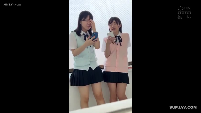 室内 · 百褶裙 · 站立 · 手机 · 学生 · 愉快 · 玩手机