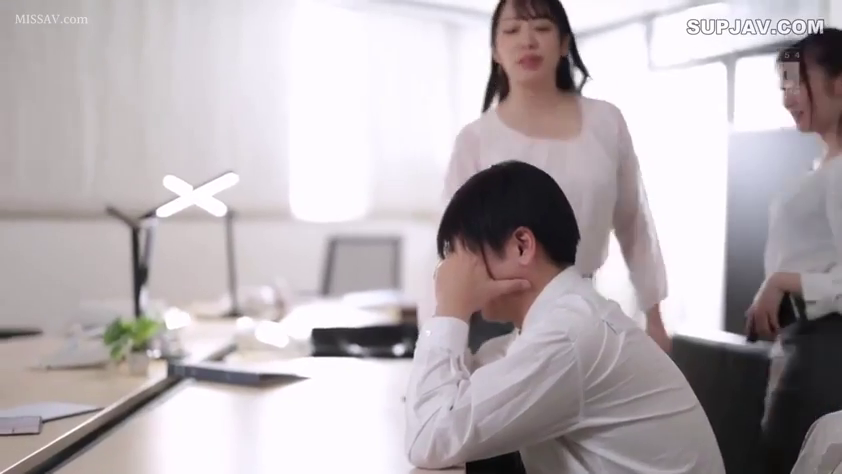 室内 · 坐姿 · 办公室 · 办公桌 · 中景 · 沮丧 · 职场白衬衫 · 垂头丧气