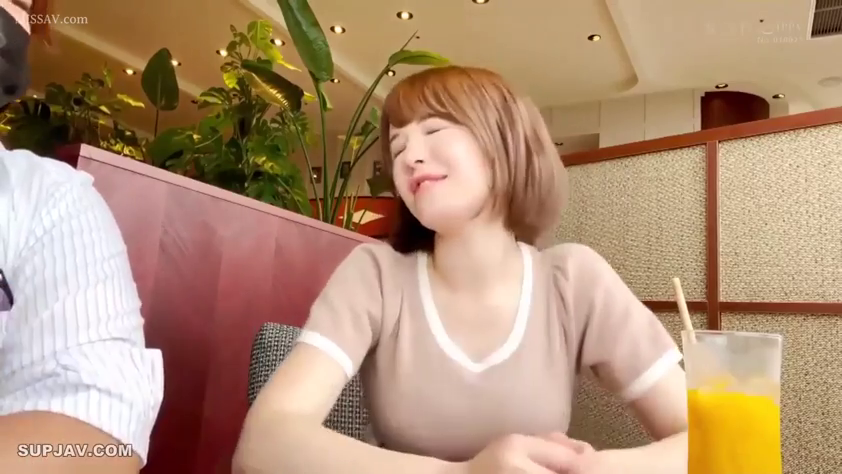 坐姿 · 闭眼 · 上半身 · 餐厅 · 短发 · 饮料 · 舒适 · 短袖T恤