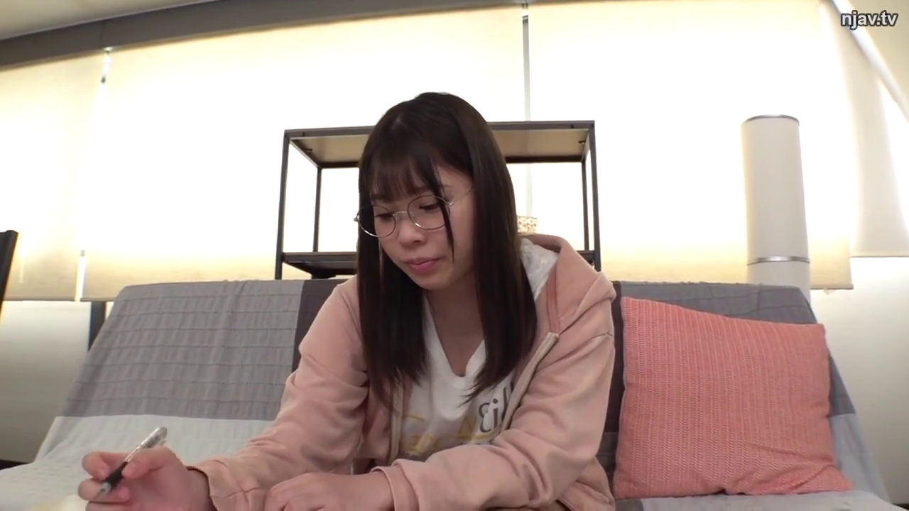 坐姿 · 单人 · 眼镜 · 中景 · 客厅 · 休闲装 · 认真 · 写字