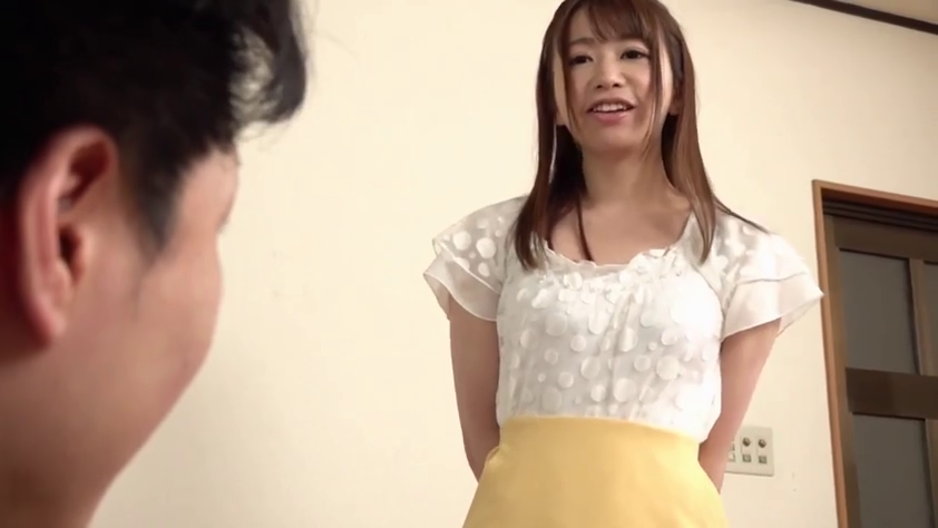 Indoor · Stand · Smile · Half-body close-up · Eye contact · AV截图 · 波点上衣