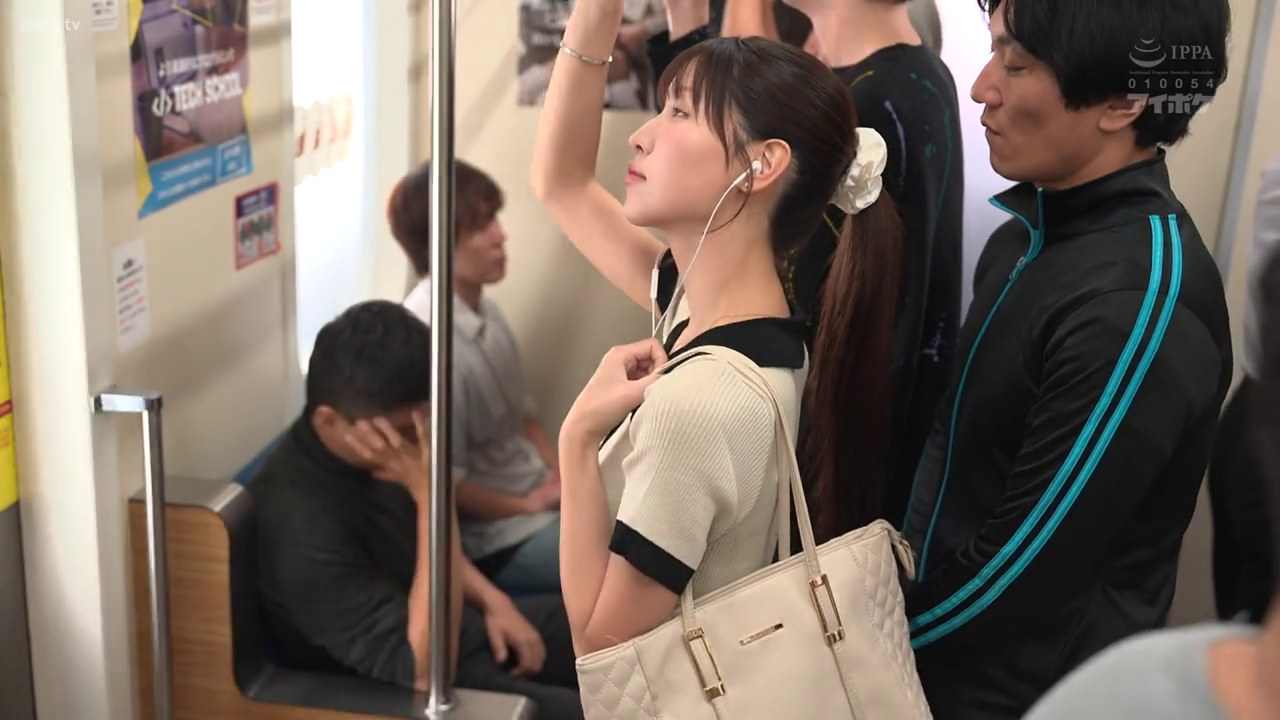 中景 · 站姿 · 平静 · 米色上衣 · 地铁 · 乘车 · 耳机 · 电车痴汉