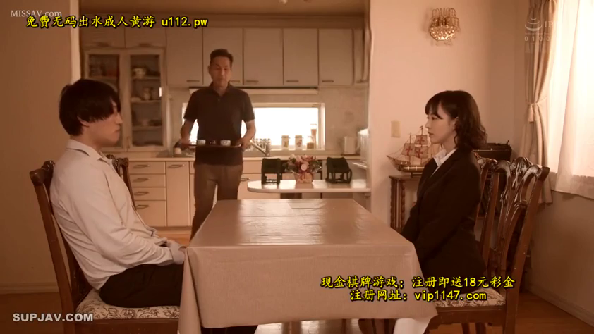 站立 · 正经 · 中景 · 黑色正装 · 托盘 · 餐厅 · 水印 · 侍奉