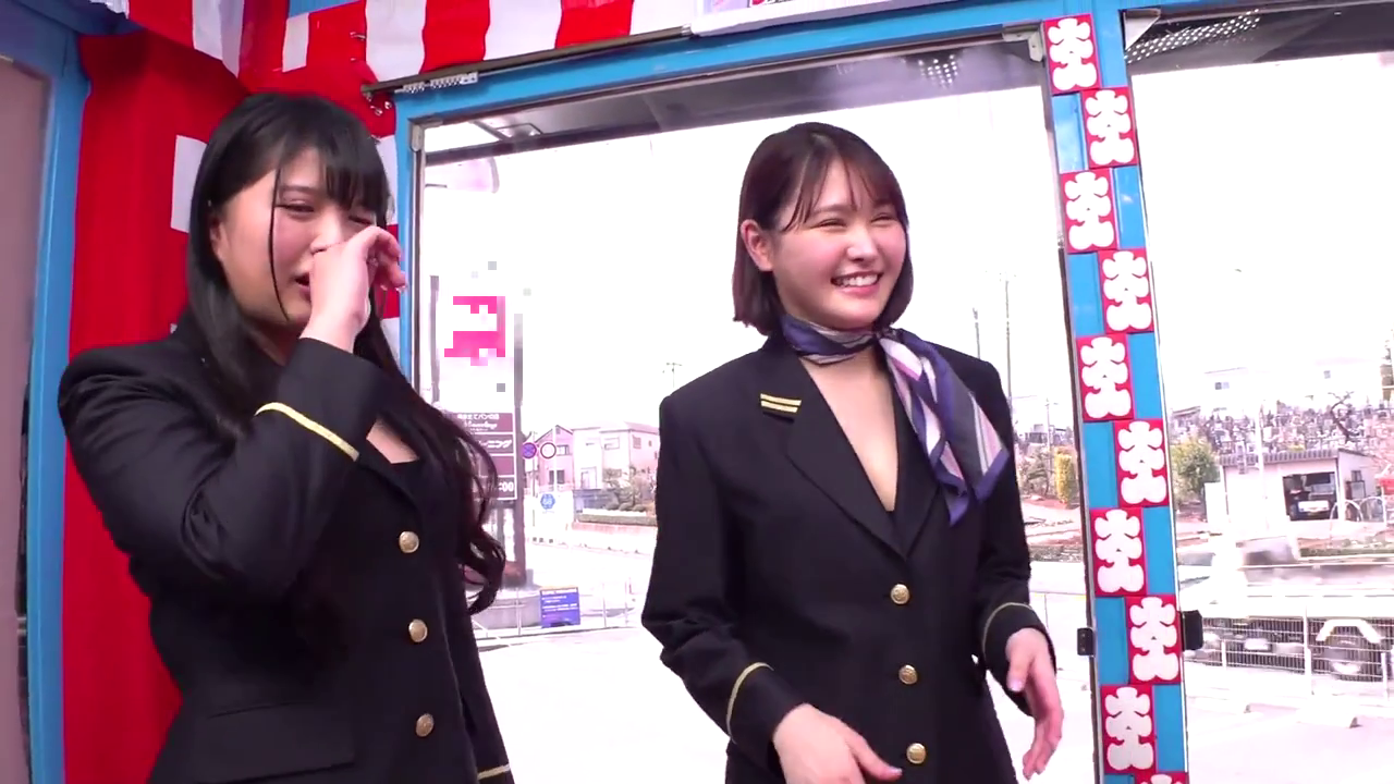 站立 · 黑色制服 · 生活场景 · 谈话交流 · 开心大笑 · 室内出口