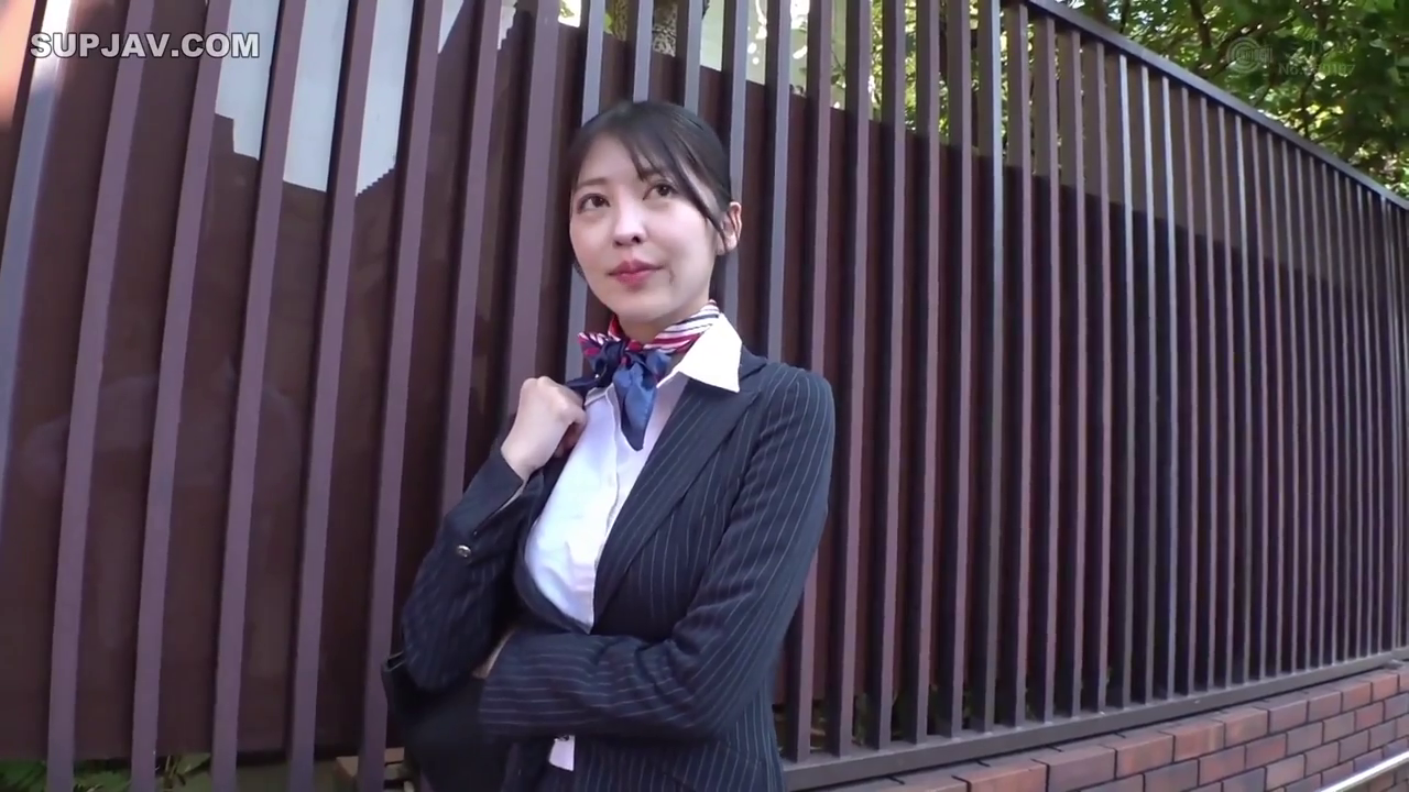 站姿 · 平静 · 条纹西服 · いいえ · 屋外 · キャリアウーマン · ショルダーバッグ · 侧头张望