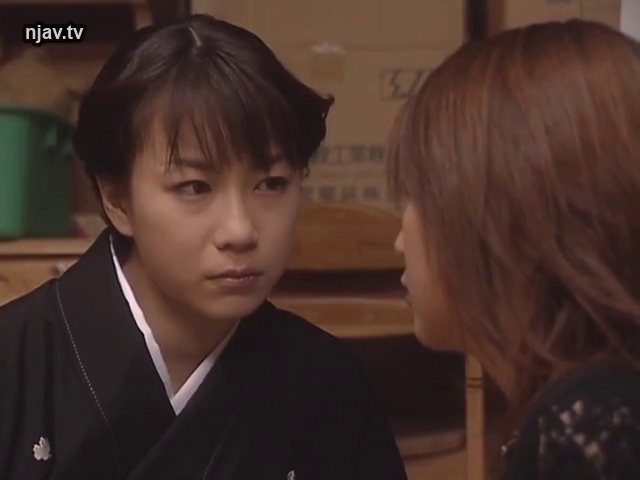 面部特写 · 室内和室 · 黑色和服 · 对坐姿势 · 凝视对话 · 严肃庄重 · 背景纸箱